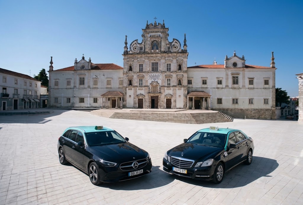Os dois táxis Mercedes-Benz da Alexandres Taxis em frente à Sé de Santarém
